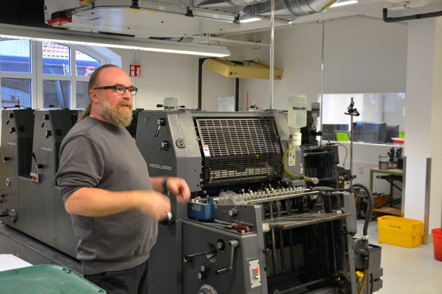 Druckereileiter Bernd Biegel steht an einer Druckmaschine