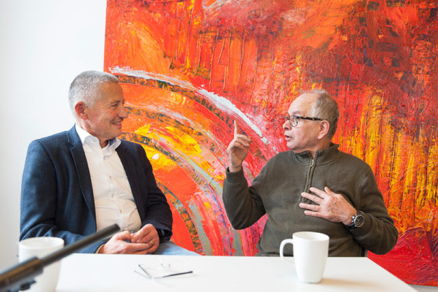 Michael Wunder und Wolfgang Masuk sitzen zugewandt an einem weißen Tisch