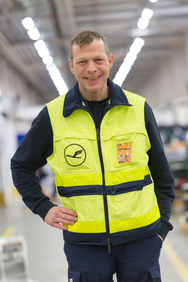 Renè Kleine ist stolz auf seinen Arbeitsplatz bei Lufthansa Technik